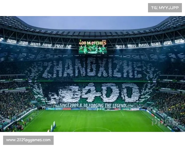 雷恩球迷主场TIFO致敬传奇红牌绝杀引发社交媒体热议